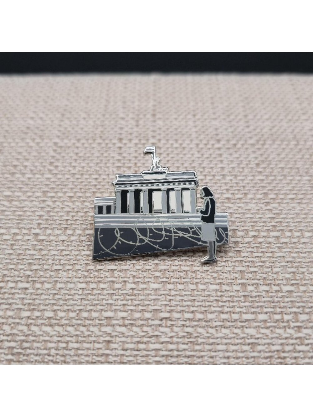 Berlin Wall Brandenburg Gate Germany Souvenir Hard Enamel Lapel Pin A8037